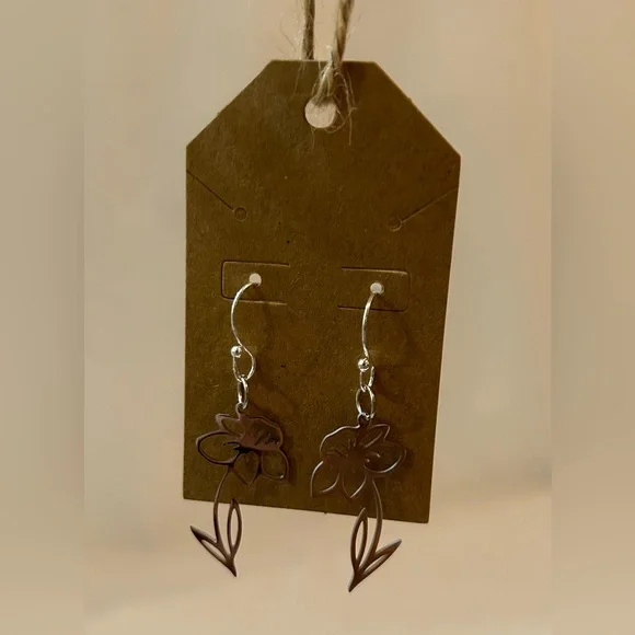 Elegant Floral Silver Tone Earrings - Picture 7 of 7